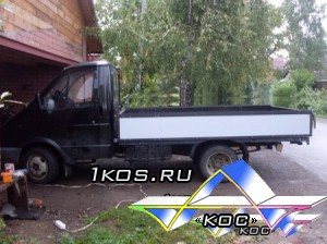 Боковой борт из алюминиевой сэндвич — панели белого цвета  на «Газель».  Кузов занижен.